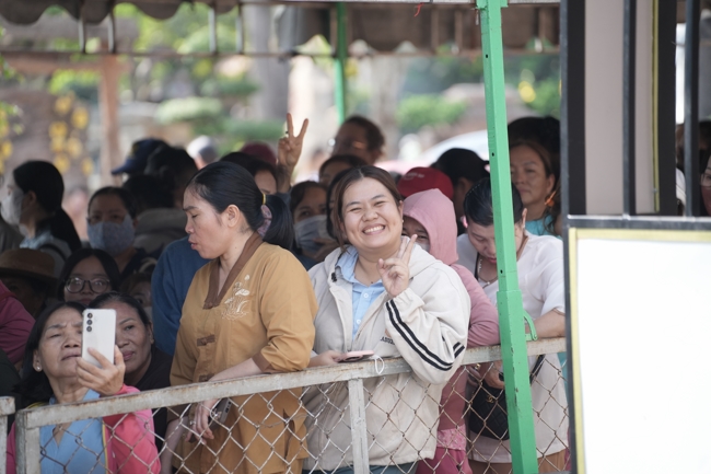 Chùa Hoằng Pháp tổ chức đổ bánh xèo miền Tây trong 03 ngày cho bà con gần xa.