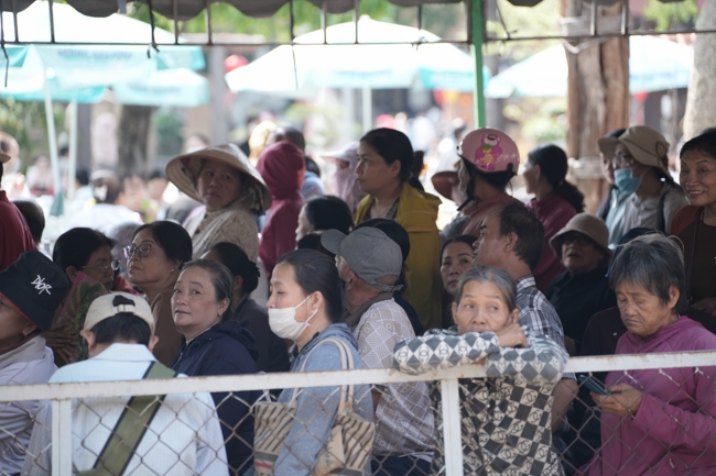 Chùa Hoằng Pháp tổ chức đổ bánh xèo miền Tây trong 03 ngày cho bà con gần xa.