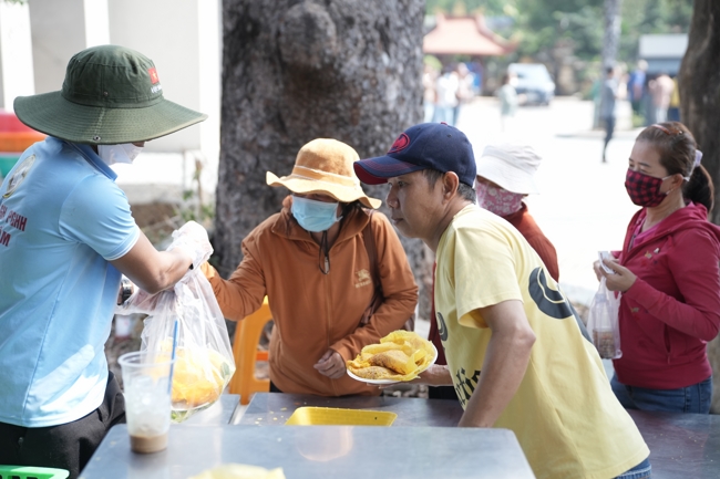Chùa Hoằng Pháp tổ chức đổ bánh xèo miền Tây trong 03 ngày cho bà con gần xa.