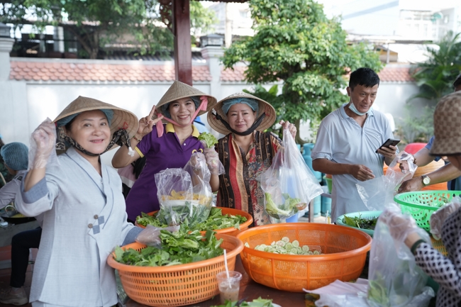 Chùa Hoằng Pháp tổ chức đổ bánh xèo miền Tây trong 03 ngày cho bà con gần xa.