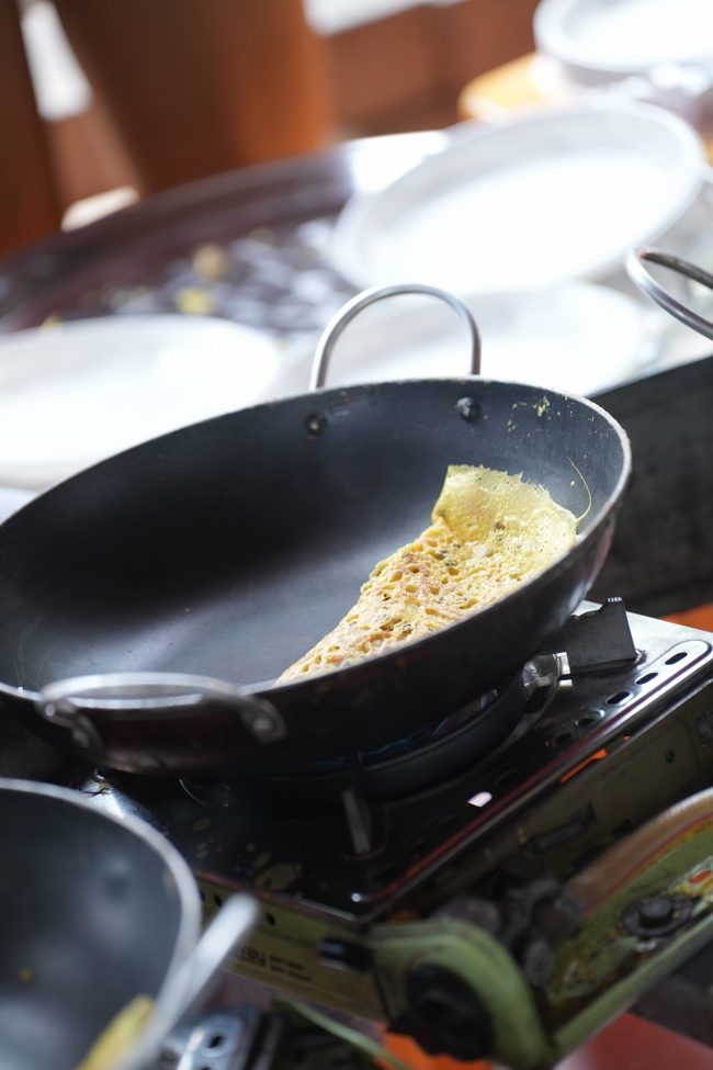 Chùa Hoằng Pháp tổ chức đổ bánh xèo miền Tây trong 03 ngày cho bà con gần xa.