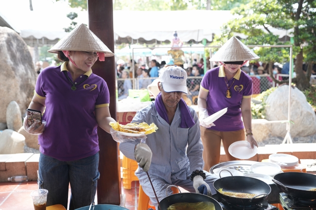 Chùa Hoằng Pháp tổ chức đổ bánh xèo miền Tây trong 03 ngày cho bà con gần xa.