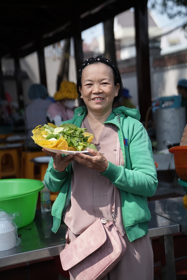 Chùa Hoằng Pháp tổ chức đổ bánh xèo miền Tây trong 03 ngày cho bà con gần xa.