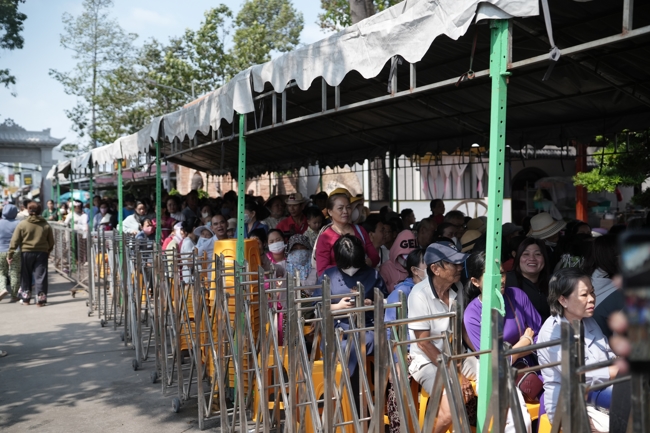 Chùa Hoằng Pháp tổ chức đổ bánh xèo miền Tây trong 03 ngày cho bà con gần xa.