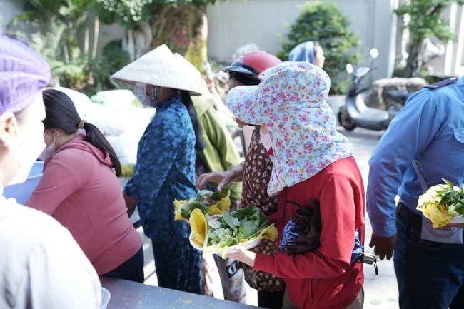 Chùa Hoằng Pháp tổ chức đổ bánh xèo miền Tây trong 03 ngày cho bà con gần xa.