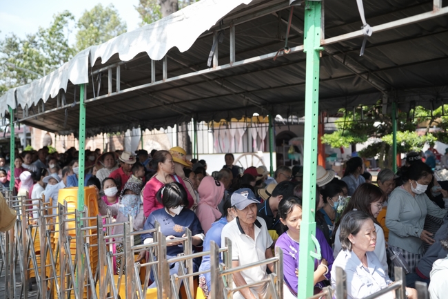 Chùa Hoằng Pháp tổ chức đổ bánh xèo miền Tây trong 03 ngày cho bà con gần xa.