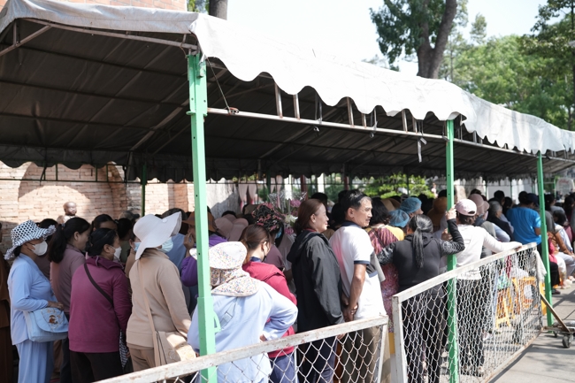 Chùa Hoằng Pháp tổ chức đổ bánh xèo miền Tây trong 03 ngày cho bà con gần xa.