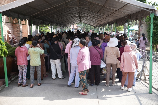 Chùa Hoằng Pháp tổ chức đổ bánh xèo miền Tây trong 03 ngày cho bà con gần xa.