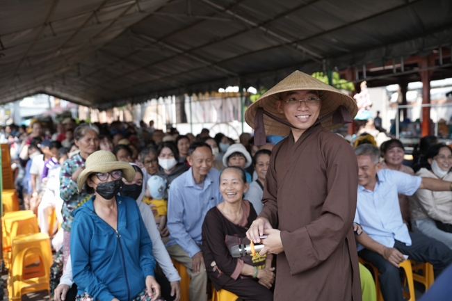 Chùa Hoằng Pháp tổ chức đổ bánh xèo miền Tây trong 03 ngày cho bà con gần xa.