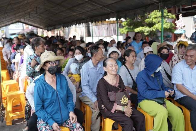 Chùa Hoằng Pháp tổ chức đổ bánh xèo miền Tây trong 03 ngày cho bà con gần xa.