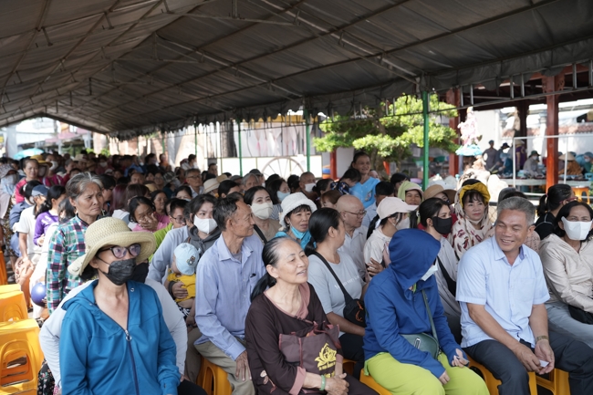 Chùa Hoằng Pháp tổ chức đổ bánh xèo miền Tây trong 03 ngày cho bà con gần xa.