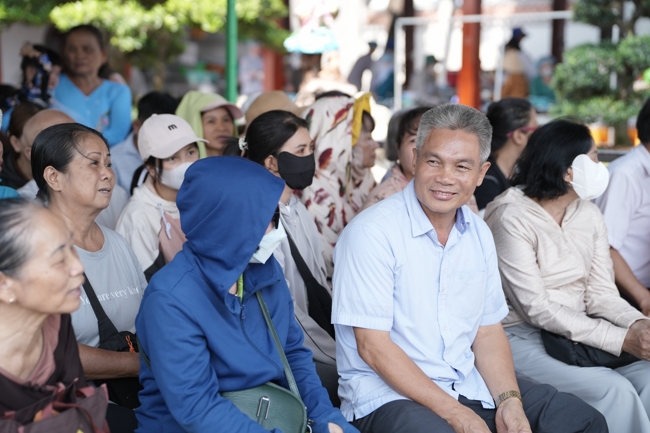 Chùa Hoằng Pháp tổ chức đổ bánh xèo miền Tây trong 03 ngày cho bà con gần xa.