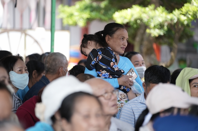 Chùa Hoằng Pháp tổ chức đổ bánh xèo miền Tây trong 03 ngày cho bà con gần xa.