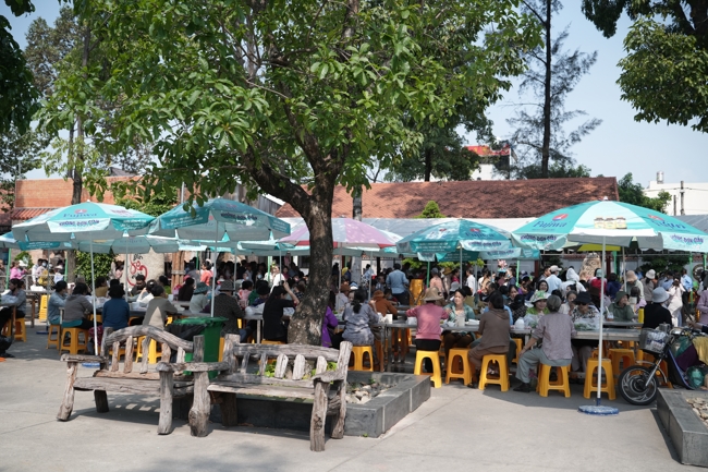 Chùa Hoằng Pháp tổ chức đổ bánh xèo miền Tây trong 03 ngày cho bà con gần xa.