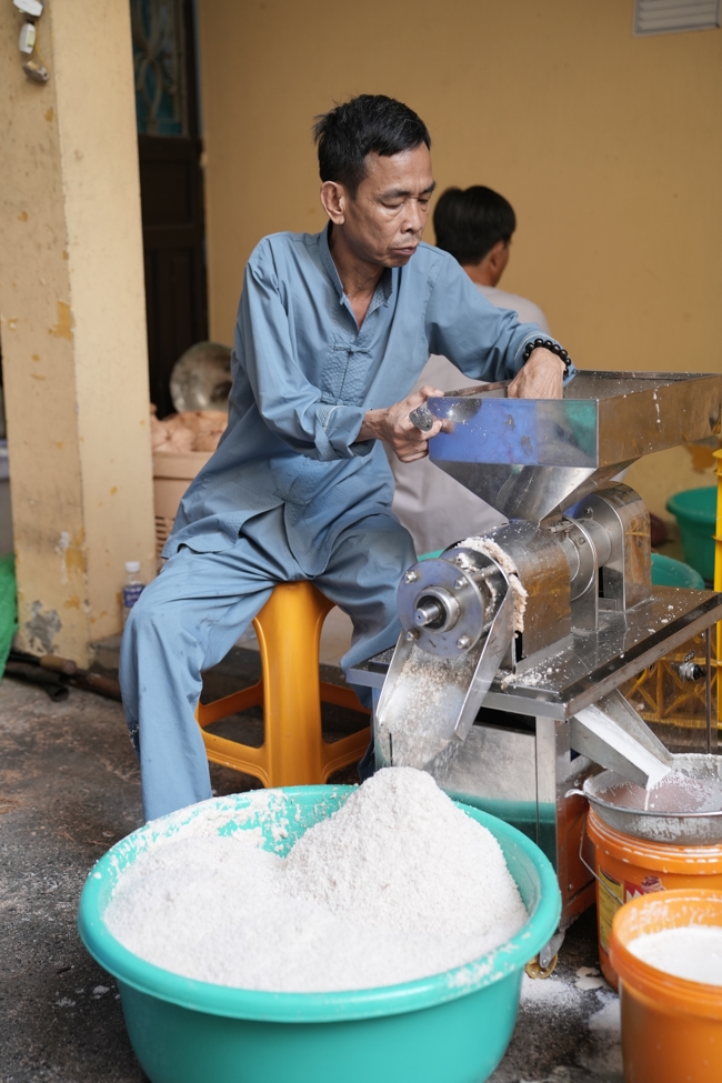 Chùa Hoằng Pháp tổ chức đổ bánh xèo miền Tây trong 03 ngày cho bà con gần xa.