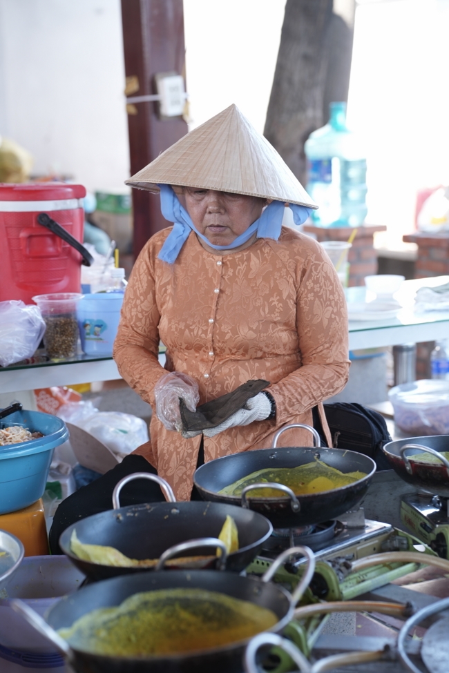 Chùa Hoằng Pháp tổ chức đổ bánh xèo miền Tây trong 03 ngày cho bà con gần xa.