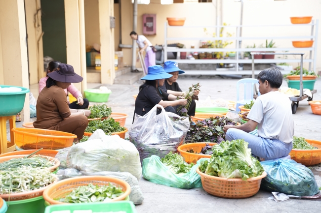 Chùa Hoằng Pháp tổ chức đổ bánh xèo miền Tây trong 03 ngày cho bà con gần xa.