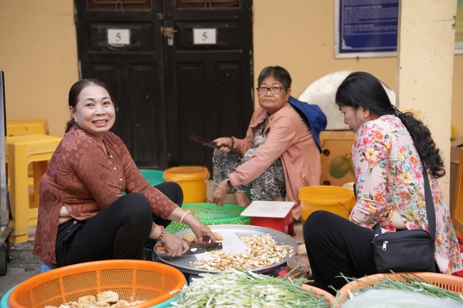 Chùa Hoằng Pháp tổ chức đổ bánh xèo miền Tây trong 03 ngày cho bà con gần xa.