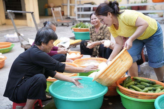 Chùa Hoằng Pháp tổ chức đổ bánh xèo miền Tây trong 03 ngày cho bà con gần xa.