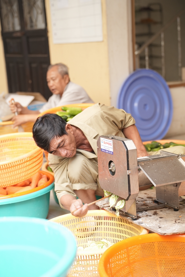 Chùa Hoằng Pháp tổ chức đổ bánh xèo miền Tây trong 03 ngày cho bà con gần xa.