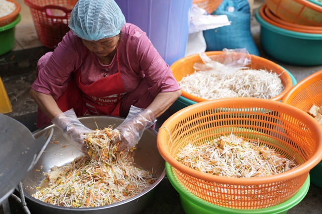 Chùa Hoằng Pháp tổ chức đổ bánh xèo miền Tây trong 03 ngày cho bà con gần xa.