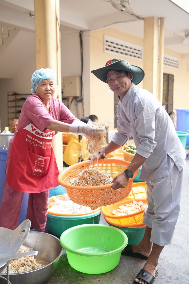 Chùa Hoằng Pháp tổ chức đổ bánh xèo miền Tây trong 03 ngày cho bà con gần xa.