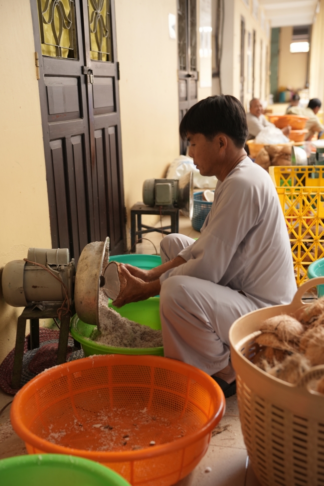 Chùa Hoằng Pháp tổ chức đổ bánh xèo miền Tây trong 03 ngày cho bà con gần xa.