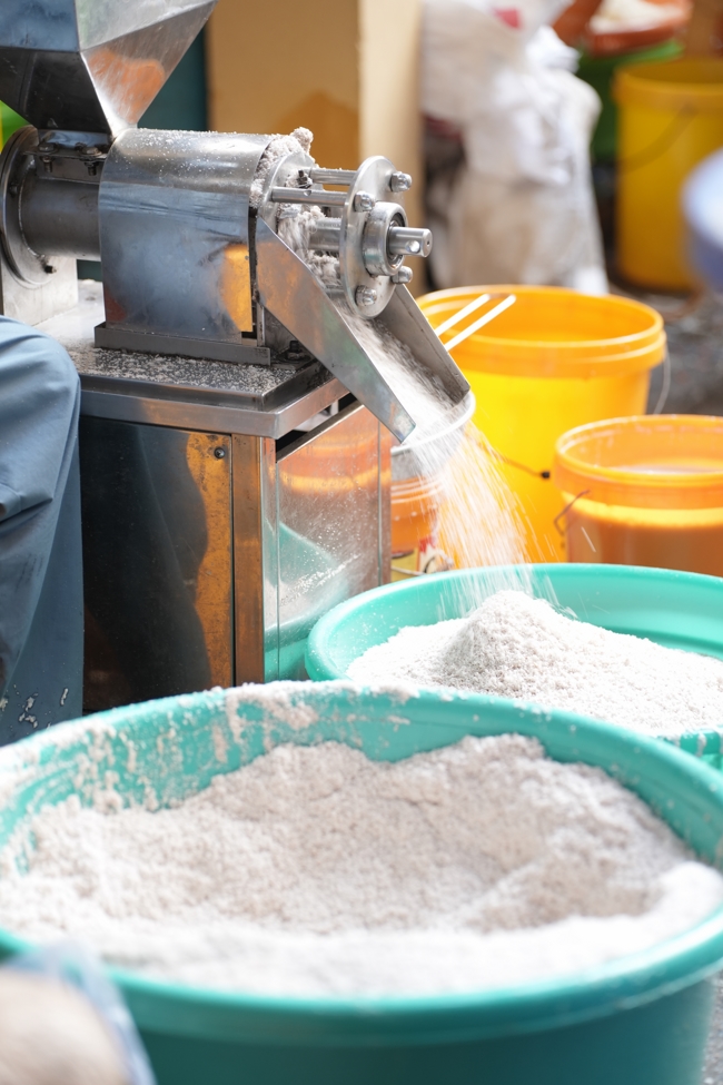 Chùa Hoằng Pháp tổ chức đổ bánh xèo miền Tây trong 03 ngày cho bà con gần xa.