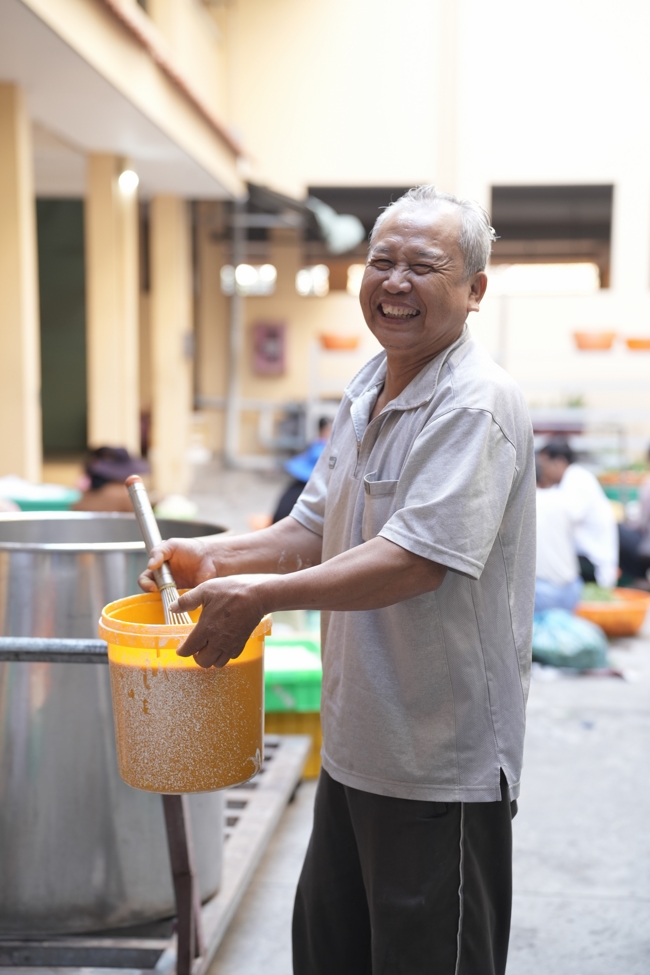 Chùa Hoằng Pháp tổ chức đổ bánh xèo miền Tây trong 03 ngày cho bà con gần xa.