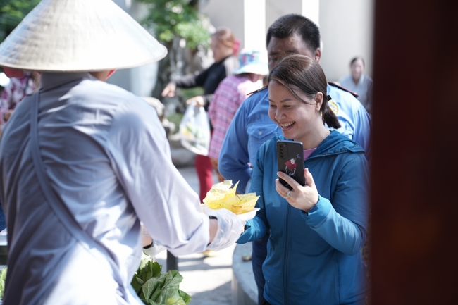 Chùa Hoằng Pháp tổ chức đổ bánh xèo miền Tây trong 03 ngày cho bà con gần xa.