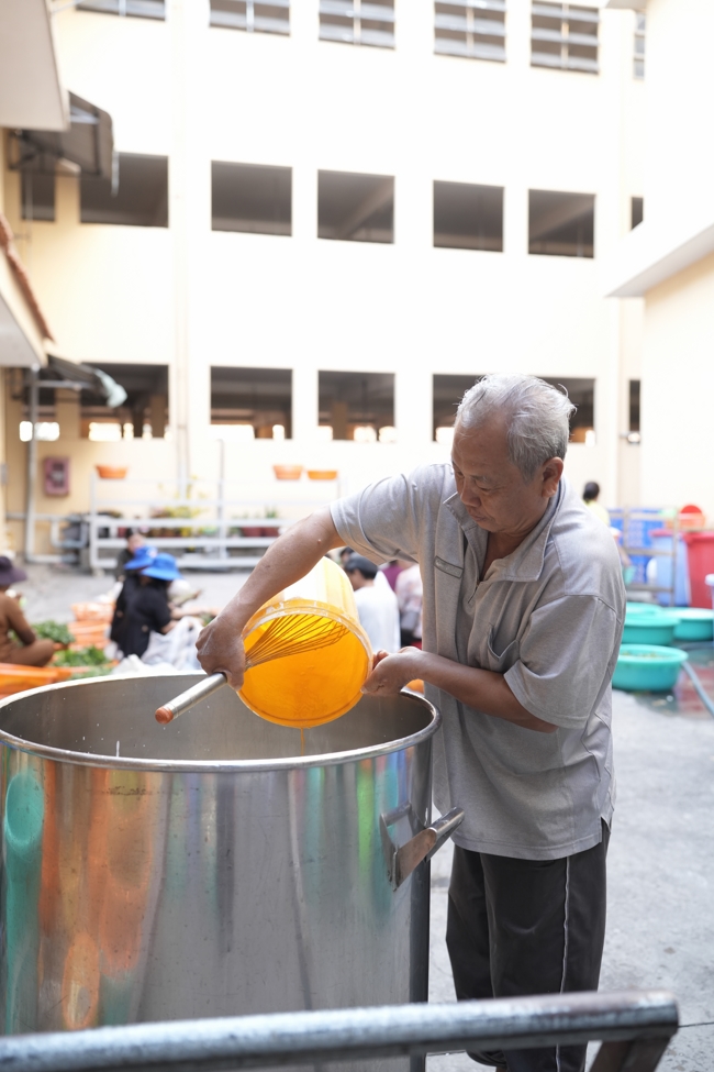 Chùa Hoằng Pháp tổ chức đổ bánh xèo miền Tây trong 03 ngày cho bà con gần xa.