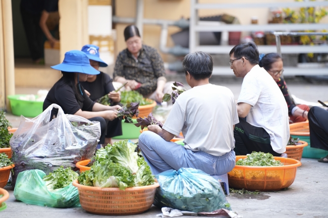 Chùa Hoằng Pháp tổ chức đổ bánh xèo miền Tây trong 03 ngày cho bà con gần xa.