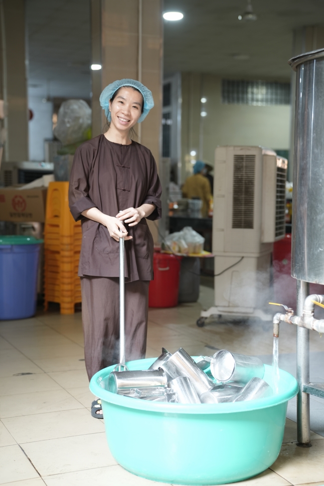 Chùa Hoằng Pháp tổ chức đổ bánh xèo miền Tây trong 03 ngày cho bà con gần xa.