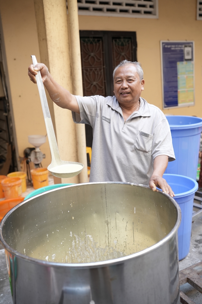 Chùa Hoằng Pháp tổ chức đổ bánh xèo miền Tây trong 03 ngày cho bà con gần xa.