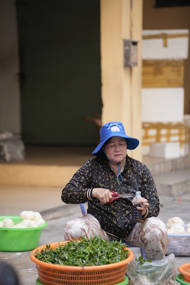 Chùa Hoằng Pháp tổ chức đổ bánh xèo miền Tây trong 03 ngày cho bà con gần xa.