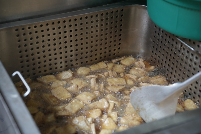 Chùa Hoằng Pháp tổ chức đổ bánh xèo miền Tây trong 03 ngày cho bà con gần xa.