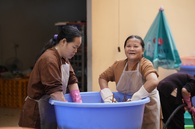 Chùa Hoằng Pháp tổ chức đổ bánh xèo miền Tây trong 03 ngày cho bà con gần xa.