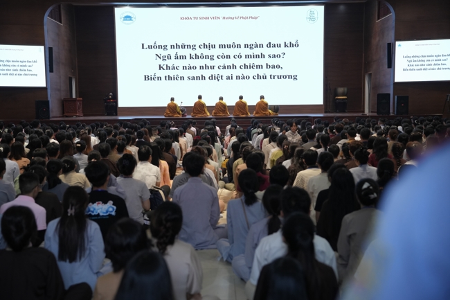 Khoá tu sinh viên Hướng về Phật pháp.