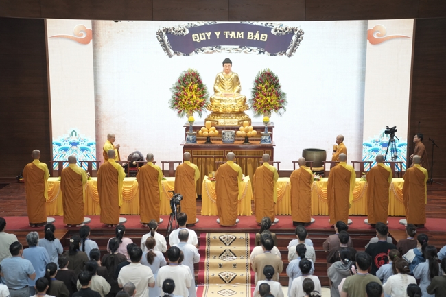 The 1st Three-Jewel Refuge ceremony in 2026 at Hoang Phap pagoda