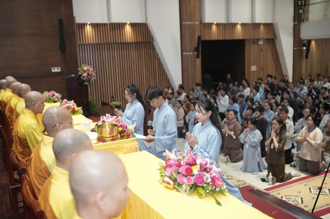 The 1st Three-Jewel Refuge ceremony in 2026 at Hoang Phap pagoda