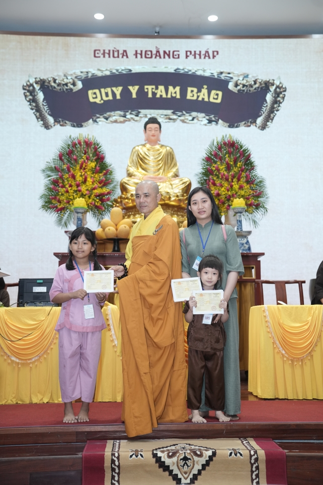 The 1st Three-Jewel Refuge ceremony in 2026 at Hoang Phap pagoda