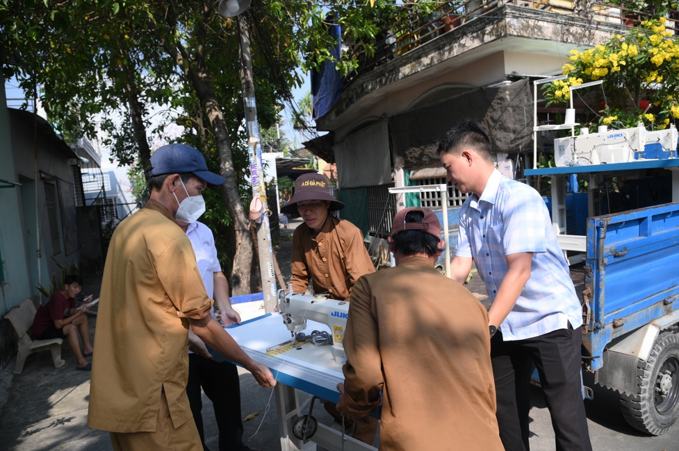 Chương trình từ thiện “Phương tiện nghĩa tình”.