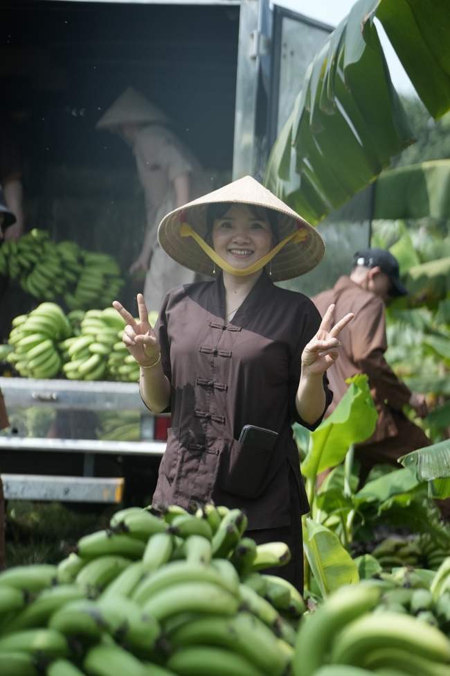 Chư Tăng và công quả nội tự chùa Hoằng Pháp cùng thu hoạch chuối cúng dường (Đồng Nai).