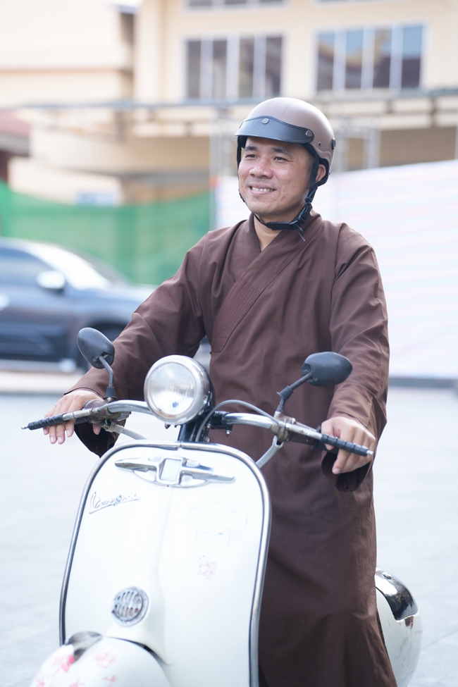 Chư tăng và công quả nội tự cùng thu hoạch rau cúng dường.