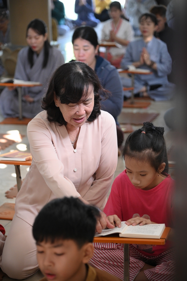 Freeing of creatures at Nhi Binh ferry (Hoc Mon)