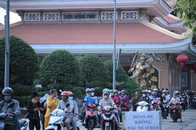 Freeing of creatures at Nhi Binh ferry (Hoc Mon)