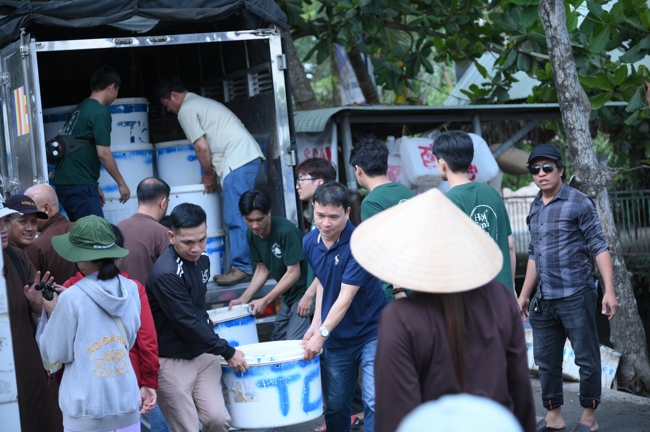 Freeing of creatures at Nhi Binh ferry (Hoc Mon)