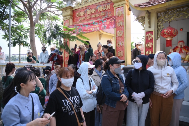 Freeing of creatures at Nhi Binh ferry (Hoc Mon)