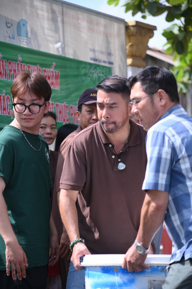 Freeing of creatures at Nhi Binh ferry (Hoc Mon)