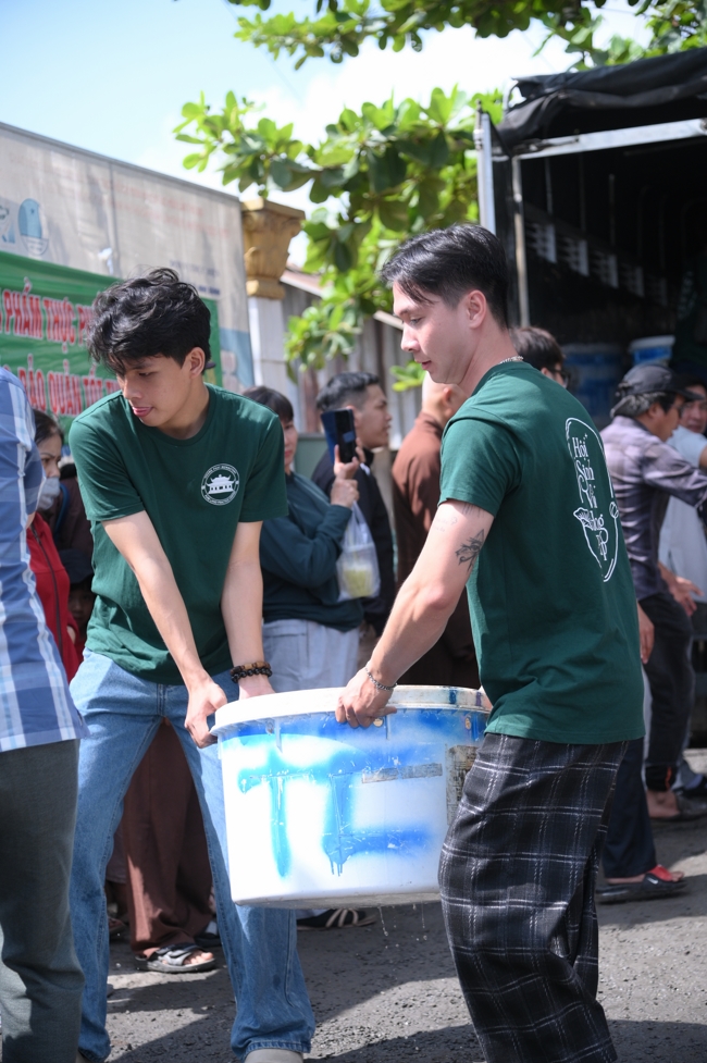 Freeing of creatures at Nhi Binh ferry (Hoc Mon)